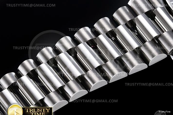 0810 RDD0220E – DayDate 36mm Functional 700